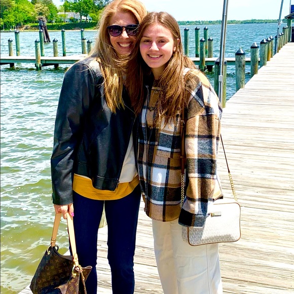 Meet your Posher, Steph and Claire - Picture 1 of 1